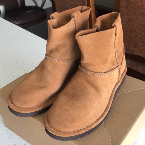UGG Size 5 - Picture 2 of 7